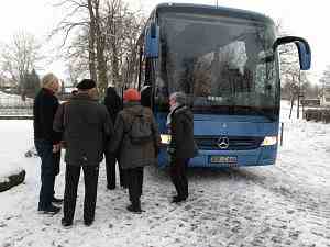Besucher steigen in Reisebus