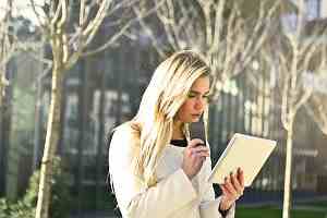 Symbolbild Digitalisierung - Frau mit Tablet und Handy