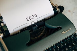 Schreibmaschine mit 2020 auf Papier