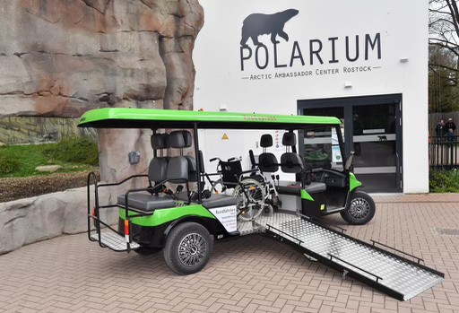 Das neue Zoo-Express-Fahrzeug mit ausgefahrener Rollstuhlrampe