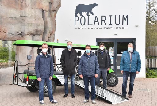 SPD Landtagsabgeordnete Dirk Stamer, Jochen Schulte, Rainer Albrecht, Julian Barlen und Ralf Mucha vor dem Zoo-Express