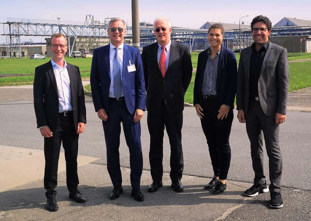 Fünf Personen stehen auf dem Werksgelände YARA. V.l.n.r.: Dirk Stamer (MdL), Dr. Heiko Geue (Finanzminister),  Dr. Thomas Schmitz (Geschäftsführer), Jenna Pester (HR),  Dr. Donald Höpfner (Leiter Strategie)